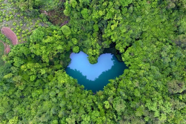 heartlake.jpg heartlake.jpg